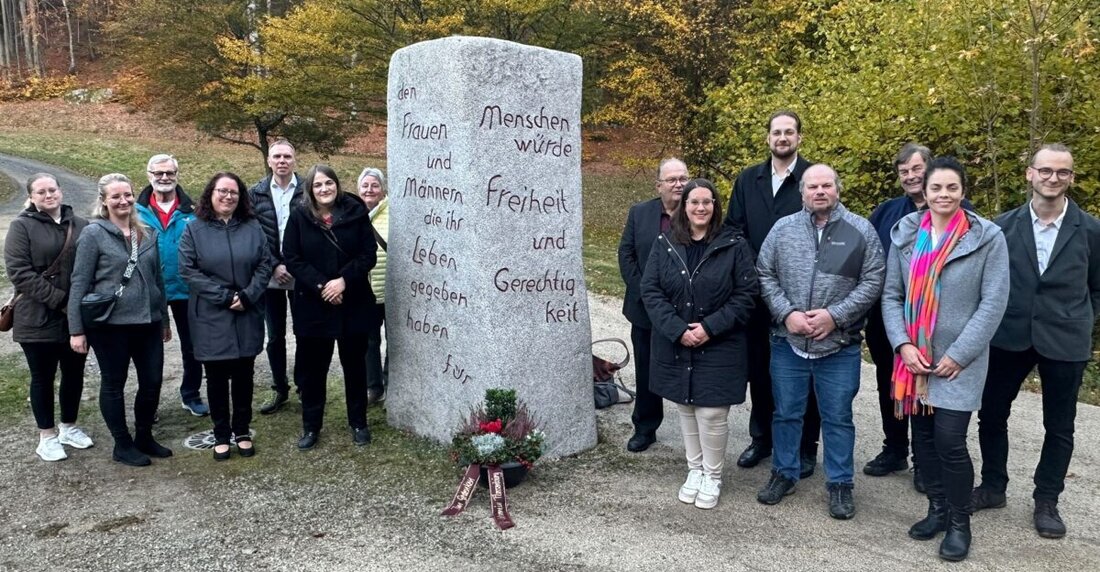 Flossenbürg. Traditionell gedenken Sozialdemokraten vor Feiern am "Stein des Anstoßes" in der KZ-Gedenkstätte Flossenbürg den verstorbenen SPD-Mitgliedern. Die neue Landesvorsitzende Ronja Enders war tief beeindruckt bei ihrem ersten Besuch.