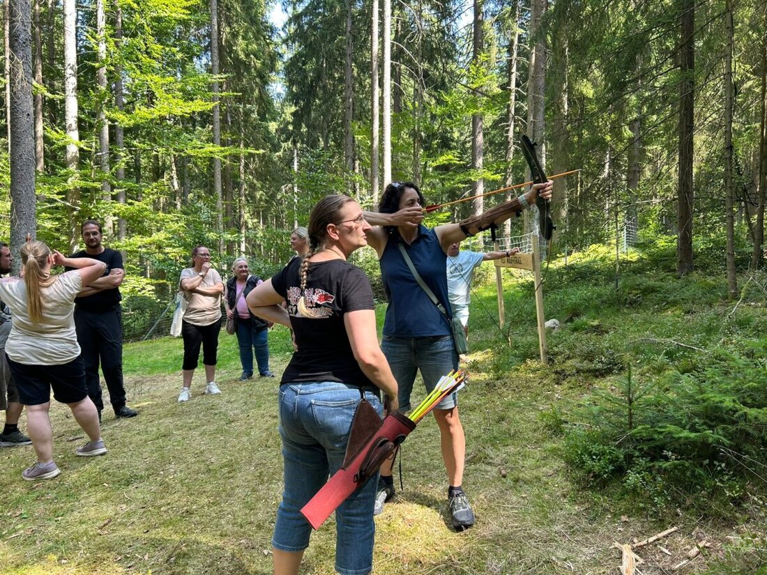 Flossenbürg. Der SPD-Ortsverein besuchte den 3D-Bogenpark am Gaisweiher und bekam von Betreiberin Zandt Infos, und der 2 Kilometer lange Parcours mit 28 Zielen zog über 100 Gäste an.