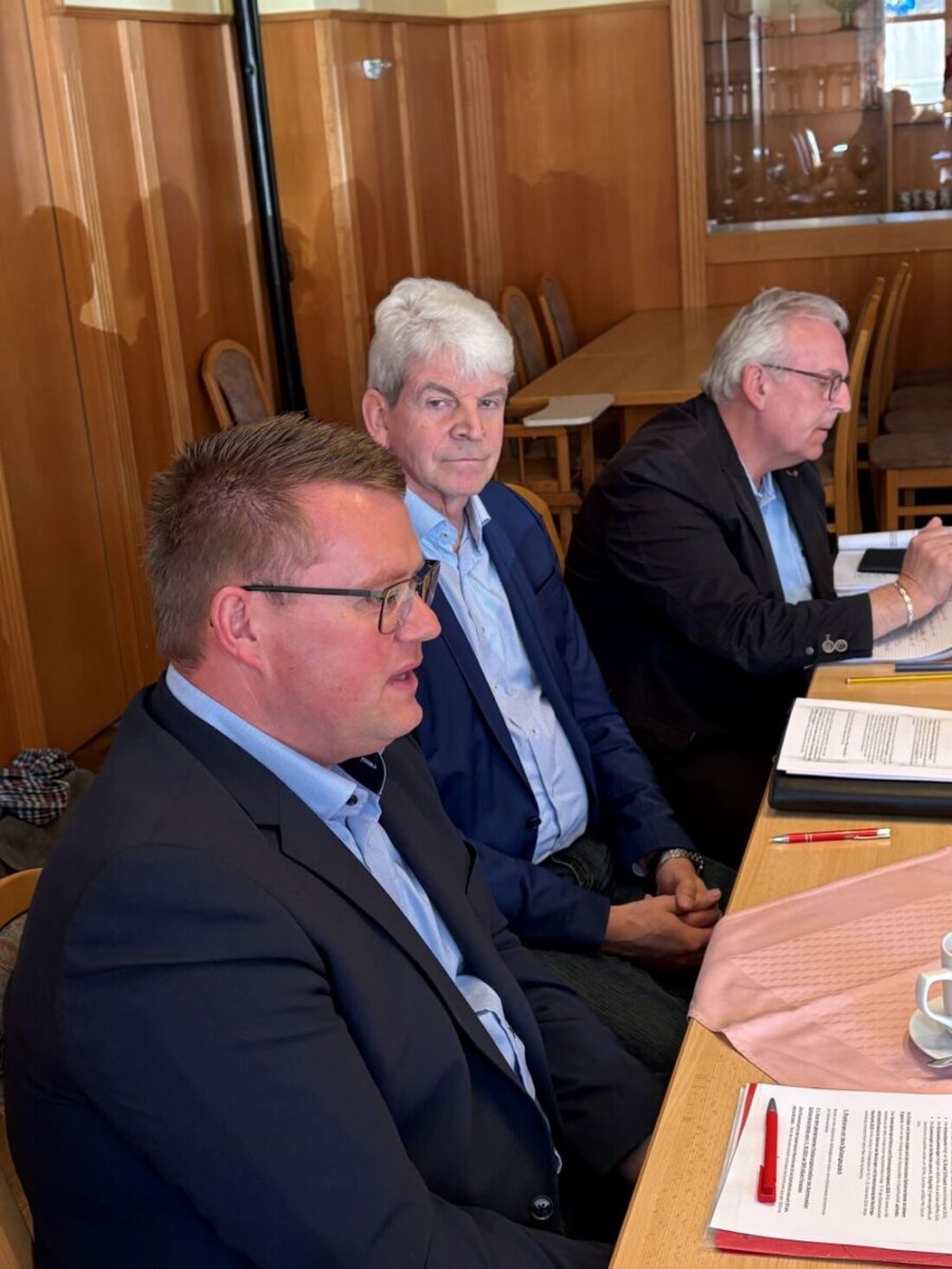 Amberg-Sulzbach. SPD-Kommunalpolitiker forderten in einer Diskussionsrunde mit Holger Grießhammer bessere staatliche Finanzierung und Unterstützung für die Kommunen. Es wurde betont, dass fehlende Mittel nötige Investitionen verzögern.