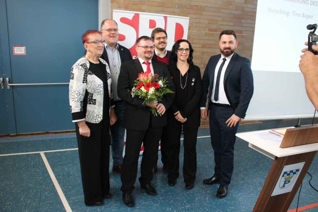 Pressath. Die Landkreis-SPD hat Tino Bayer mit 56 von 57 Stimmen zum Landratskandidaten gekürt und eine 60-köpfige Kreistagsliste vorgestellt. Die Partei zeigt sich kämpferisch und setzt auf soziale Politik und Zusammenhalt.