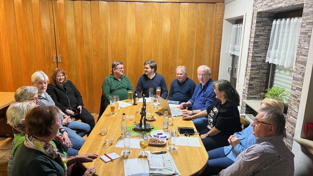 Windischeschenbach. Simon Grajer, der neue Unterbezirksvorsitzende, besuchte den SPD Ortsverein und betonte die Bedeutung von Nähe zur Basis und kritischer Bewertung der SPD-Lage. Er diskutierte lokale Herausforderungen und Unterstützungsmaßnahmen in Krisenzeiten.