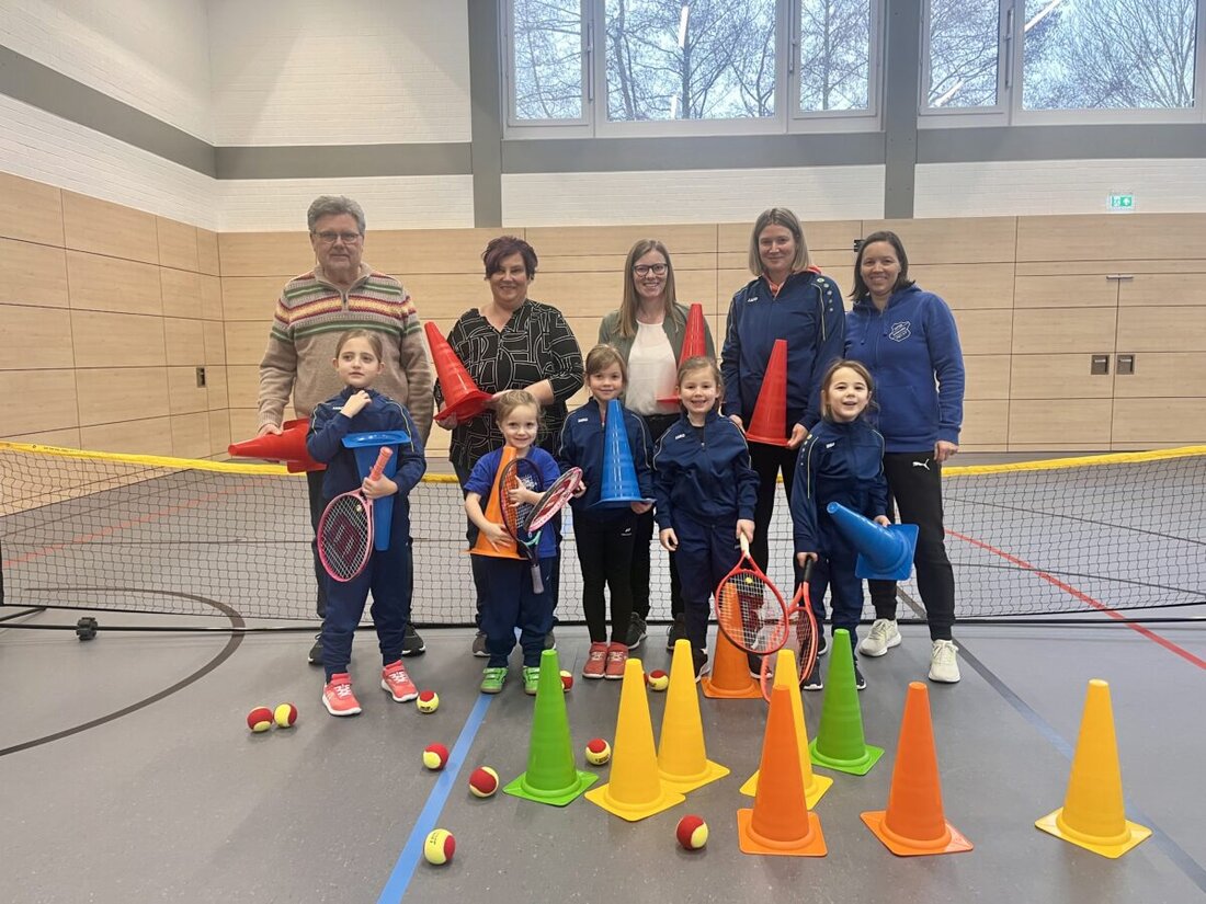 Schirmitz. Die Schirmitzer SPD überrascht die Tennisabteilung der SpVgg mit einer Sachspende für das Kindertraining. Nach der Hallensanierung gab es zum Start ins neue Jahr 20 Pylonen als Geschenk für die Jugendarbeit.