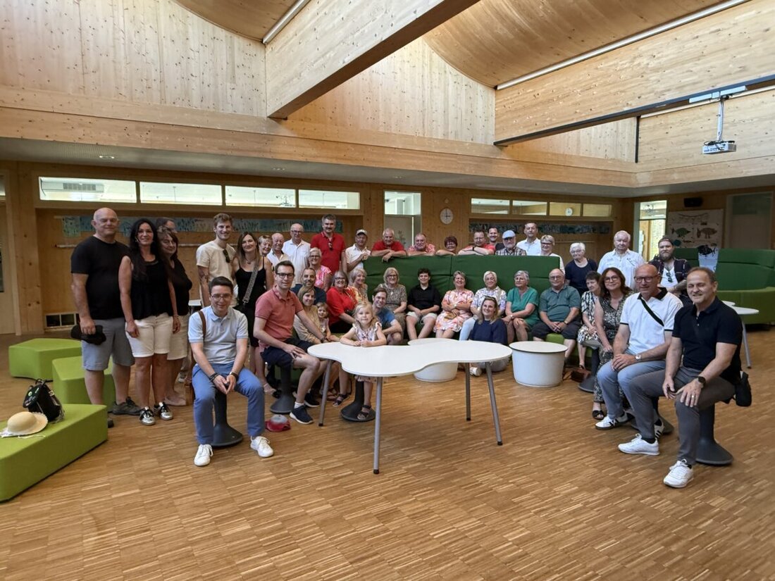 Burglengenfeld. Beim Pfingsttreffen der SPD-Ortsvereine des Städtedreiecks kamen über 40 Gäste zum Austausch zusammen. Sie besichtigten den Erweiterungsbau der Hans-Scholl-Grundschule im Naabtalpark und zeigten sich beeindruckt.