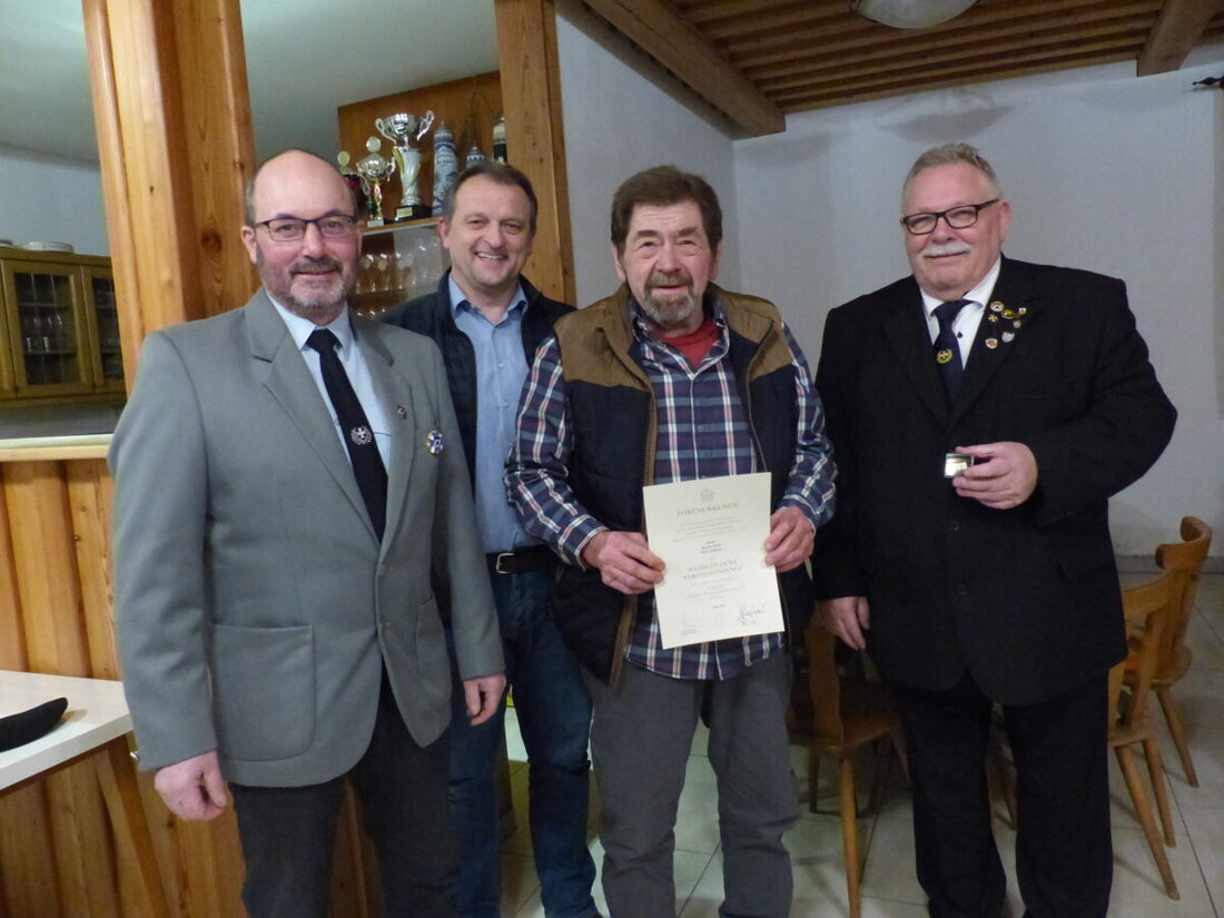 Döllnitz. Die Mitgliederzahl der Soldaten- und Reservistenkameradschaft (SRK) ist auf 34 angestiegen, und Walter Imbs wurde für über 30 Jahre Kriegsgräbersammlung geehrt.