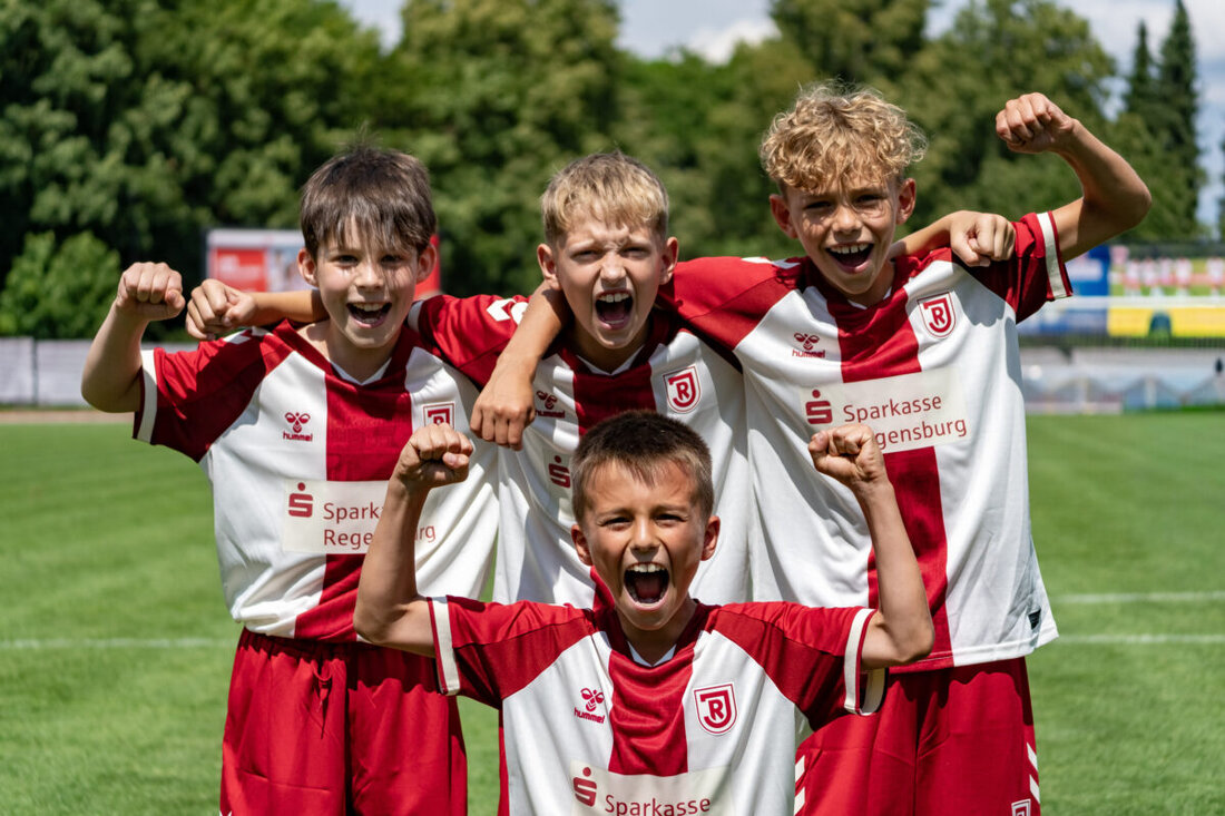 Regensburg. Am 30. August lädt der SSV Jahn zum 12. Tag der Jahnschmiede in den Sportpark Kaulbachweg und präsentiert sein von DFB und DFL zertifiziertes Nachwuchsleistungszentrum. Geboten sind Talkrunden, Pokal und U16/U17.