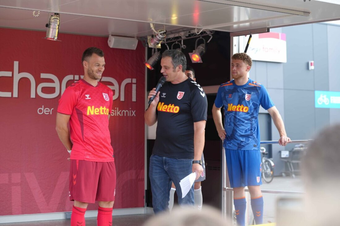 Regensburg. Der SSV Jahn stellt in Kooperation mit hummel und Netto die Trikots für die Saison 2026/27 vor. Die Designs verbinden modernen Lifestyle mit Tradition und wurden in der Netto-Filiale in der Hornstraße enthüllt.