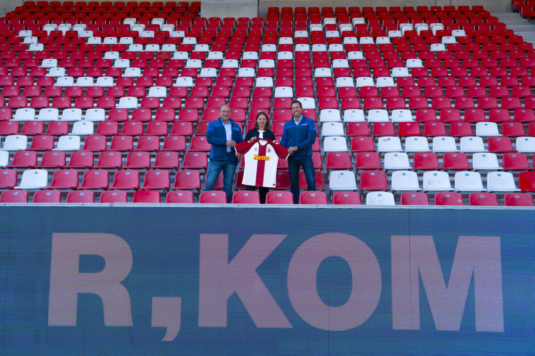 Regensburg. Der SSV Jahn und R-KOM setzen ihre seit 2022 bestehende Klassik-Partnerschaft in der Saison 2026/27 fort. Bei Heimspielen im Jahnstadion Regensburg präsentiert R-KOM weiterhin die Strafkarten.