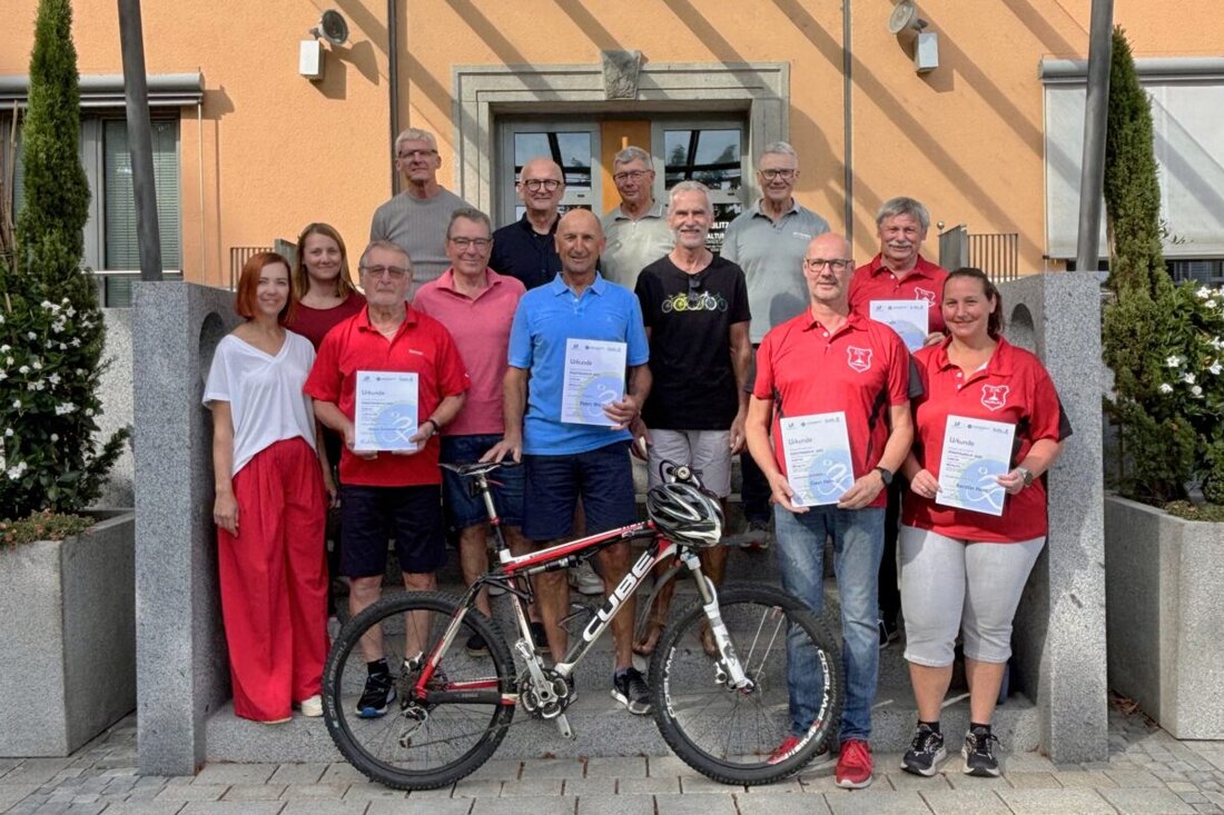 Teublitz. Im Juni und Juli traten in Teublitz die Radelnden wieder fleißig in die Pedale – und das mit großem Erfolg, denn in diesem Jahr konnten sämtliche bisherigen Bestmarken übertroffen werden. Insgesamt legten die Teilnehmenden des STADTRADELN innerhalb von drei Wochen über 51.000 Kilometer mit dem Fahrrad zurück. Die drei besten Teams und die drei erfolgreichsten Einzelteilnehmer erhielten nun ihre Ehrungen und Preise.