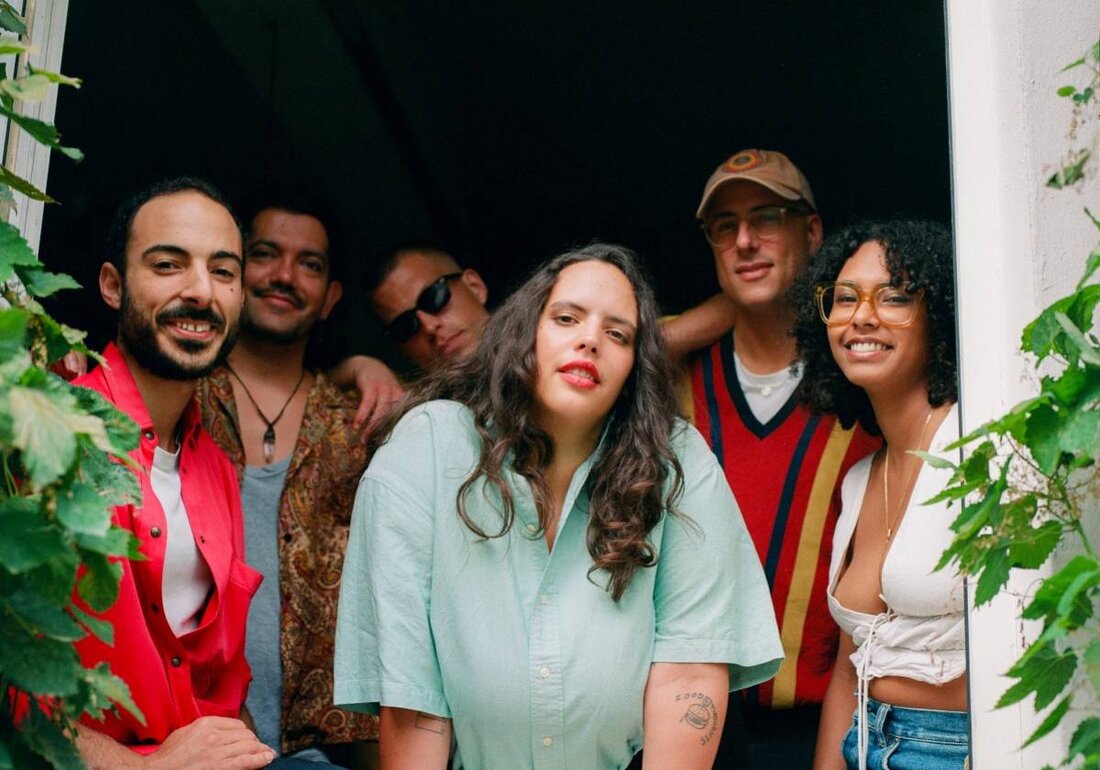 Weiden. Veranstaltet von das sündikat in "Weiden, Die Sünde – Ort für Kulturgeschehen" präsentieren Stella Zekri und Ed Longo mit ihrem Projekt STELLA & THE LONGOS eine einzigartige Mischung aus Zouk und Boogie der 80er sowie Pariser Underground-Flair. Tickets für das Konzert am 24. September 2025 um 20.00 Uhr sind auf okticket.de erhältlich.