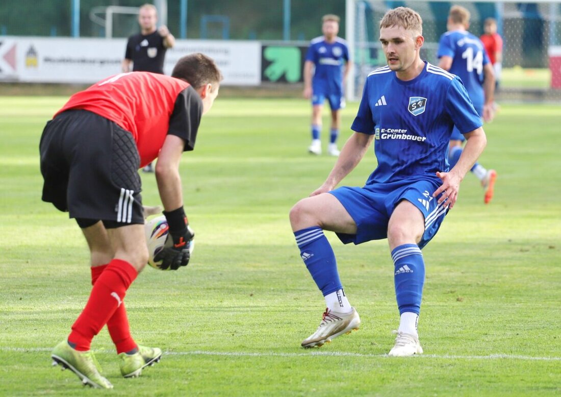 Etzenricht. Der SV Etzenricht siegt im Testspiel auf dem Kunstrasen am Weidener Wasserwerk unter Flutlicht klar mit fünf zu eins gegen den FC Schlicht. Nach zäher erster Hälfte dreht der Landesligist nach der Pause auf.
