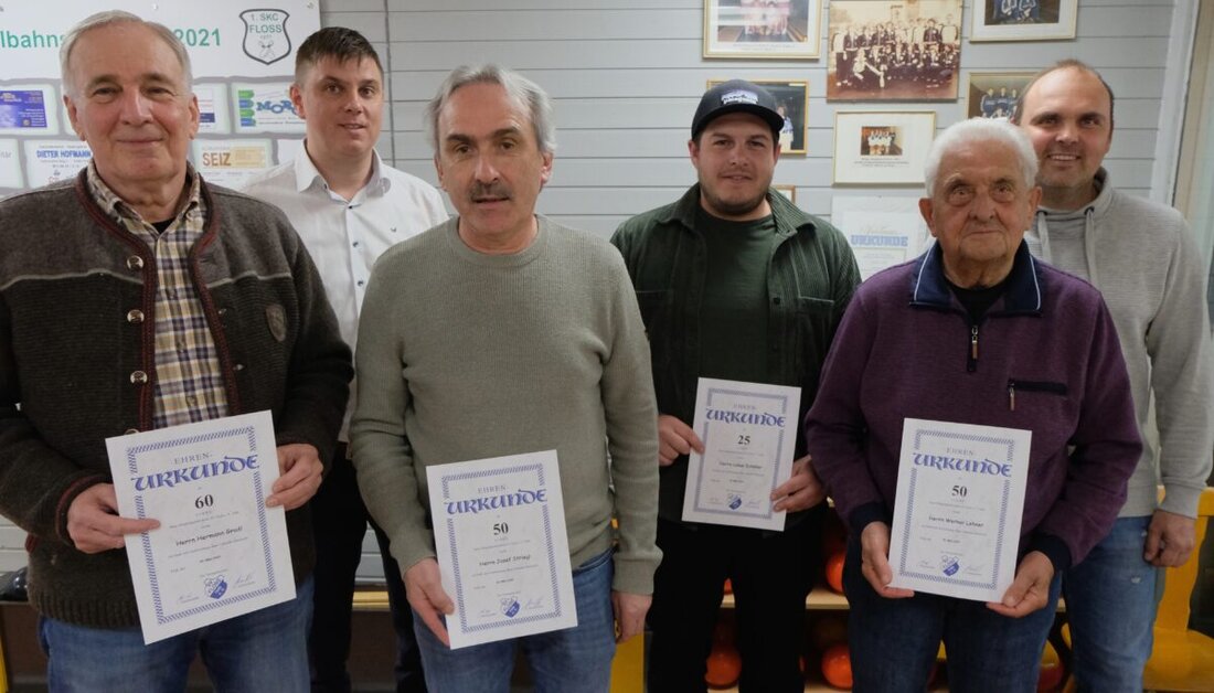 Floß. Der Sportverein e.V. 1946 Floß passt sich an, indem Fußball nur noch in Spielgemeinschaften existiert, und ehrte langjährige Mitglieder. Vorsitzender Alexander Meier kündigte seinen Rücktritt für das Jubiläumsjahr 2026 an.