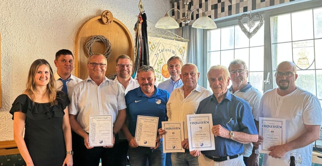 Floß. Mit einem festlichen Ehrenabend im Gasthof Zum Weißen Rössl ist der SV Floß ins Jubiläumswochenende zum 80-jährigen Bestehen gestartet. Vor zahlreichen Gästen wurden zwei neue Ehrenmitglieder ernannt und 14 Treue geehrt.