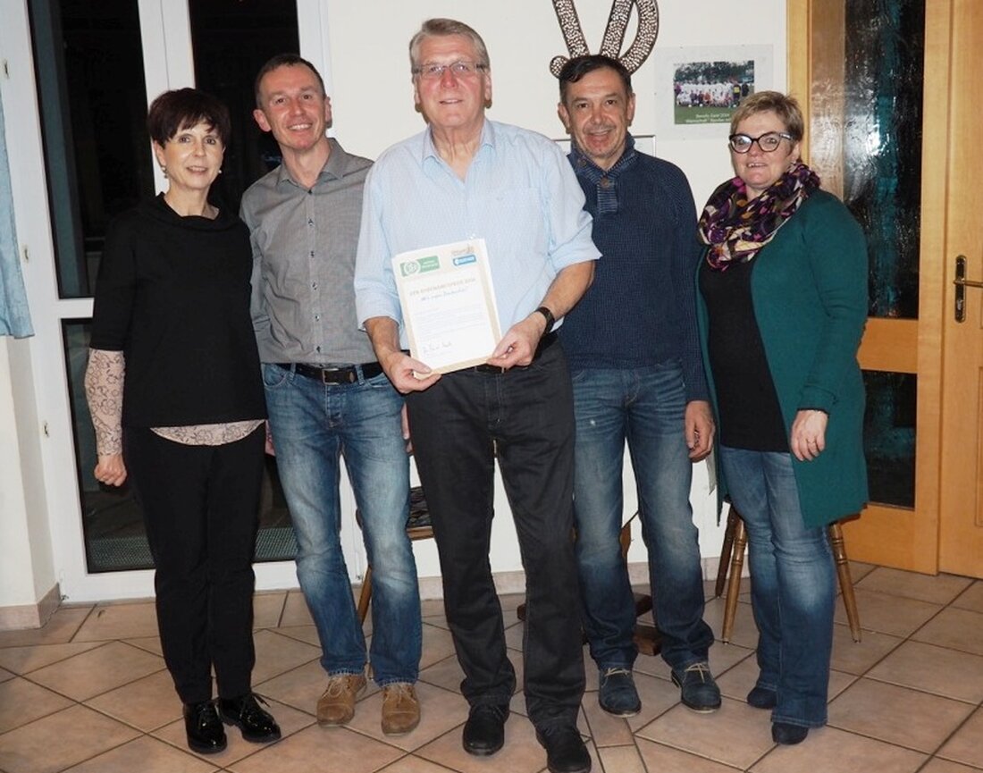 Parkstein. Bei der Jahresabschlussfeier des SV Parkstein ehrten die Mitglieder ihren 1. Vorsitzenden Herbert Piller mit dem DFB-Ehrenamtspreis 2016 und zeichneten ihn aus.  Von Christine Witt Der Bayerische Fußball-Verband würdigt [&hellip;]