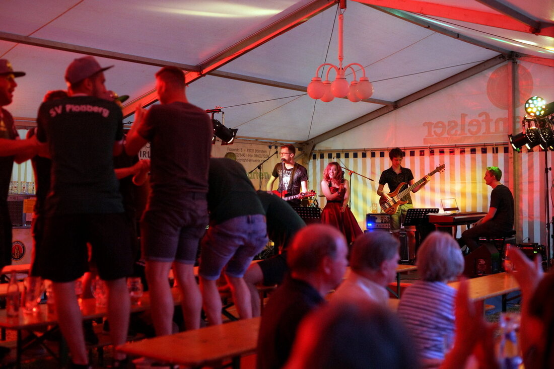 Störnstein. Rund vier Jahre lang hatte der ganze Verein mitangepackt und geschuftet. Dazu musste ein Betrag von 250.000 Euro aufgebracht werden. Jetzt hat der SV Störnstein wieder ein schmuckes und [&hellip;]