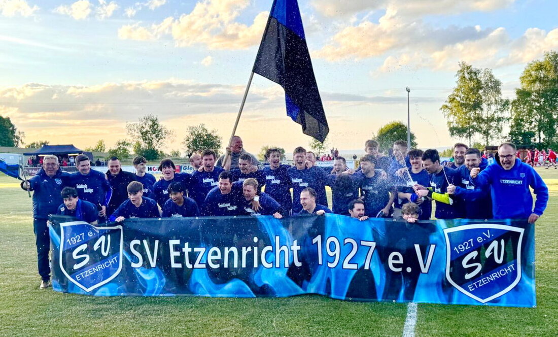Etzenricht. Der SV Etzenricht, Fans und Aktive, haben einen ertragreichen Mai erleben dürfen. Nach dem Gewinn des Totocups auf Höhe des Fußballkreises Amberg/Weiden, der mit dem Wiederaufstieg verbundene Meistertitel der ersten Garnitur folgte am Donnerstagabend das 3:0 der Zweiten. 