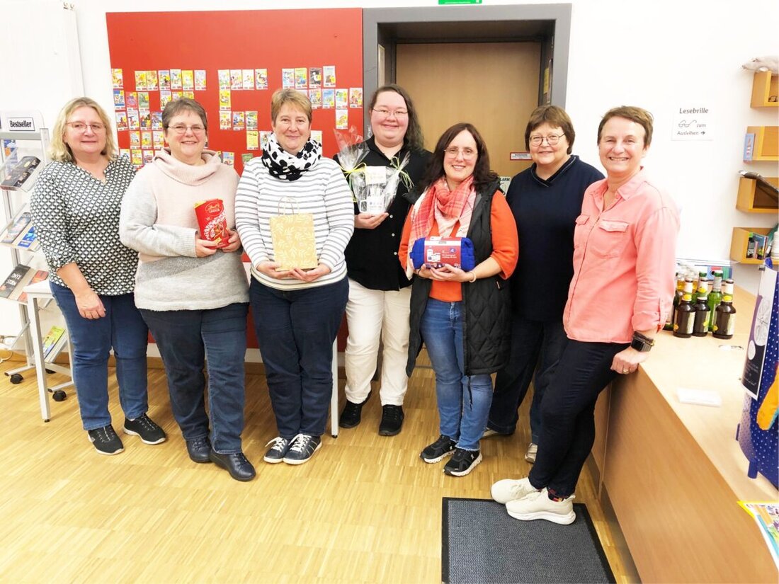 Mantel. Die Marktbibliothek startete mit dem Preisschafkopf für Frauen ins Kirchweihwochenende: 24 Damen spielten an sechs Tischen um Punkte; Sabine Lachnitt siegte vor Andrea Kriegelstein und Rebecca Friedrich.