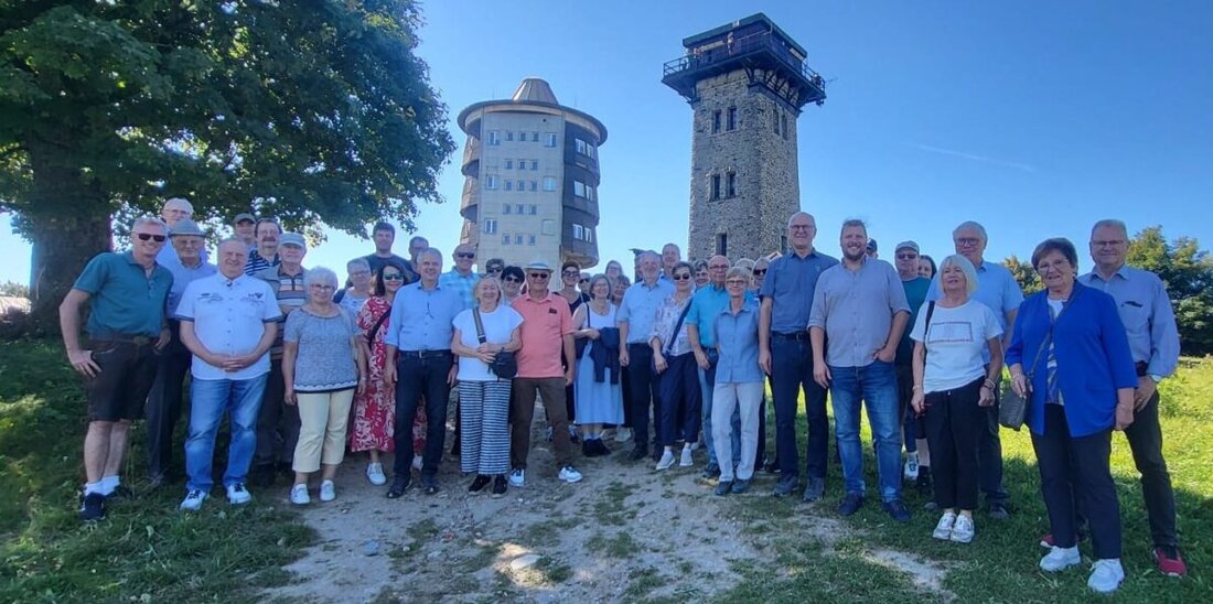 Flossenbürg. Der MGV reiste über Schönsee und den Cherkov nach Klenći, sang mit dem örtlichen Chor und plant einen Gegenbesuch mit Weihnachtskonzert am 21. Dezember in Flossenbürg.