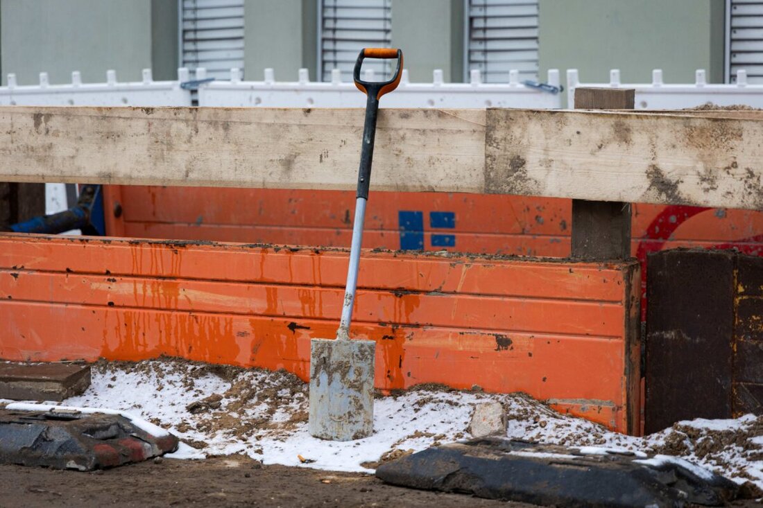 Weiden. Trotz Frost und Schnee bleiben rund 540 Jobs am Bau dank Saison-Kurzarbeitergeld sicher. IG BAU rät Betrieben, das Instrument zu nutzen – auch für Dachdecker, Gerüstbauer und den Garten- und Landschaftsbau.