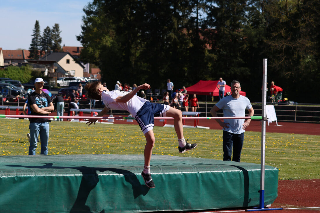 Zirndorf. Vier Talente des SV Schwarz-Weiß Kemnath starten stark in die Freiluftsaison. Siege und schnelle Zeiten bringen Normen für die Deutschen Meisterschaften und Rückenwind für die nächsten Wettkämpfe.