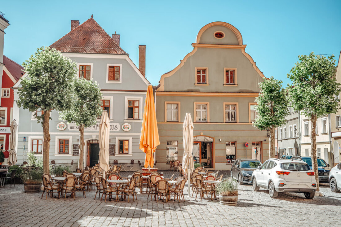 Amberg. Die Bauarbeiten am Salzstadelplatz sind fertig, der Platz bietet nun erhöhte Aufenthaltsqualität und ein neues Erscheinungsbild. Die Umgestaltung ist Teil der "Innenstadt-Million" zur Verbesserung der Attraktivität Amberg's.