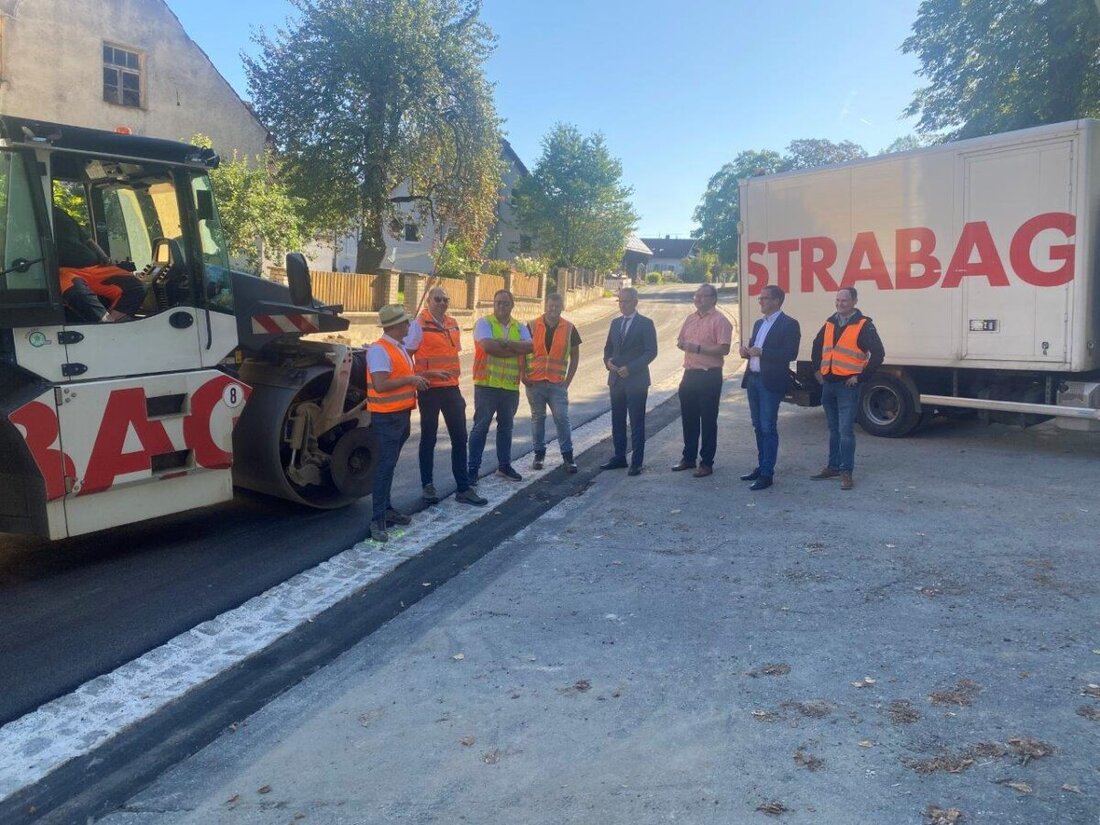 Großschönbrunn. Die Staatsstraße 2123 zwischen Großschönbrunn und Hirschau wird auf 2,3 km saniert, 6000 Tonnen Asphalt und 1,6 Millionen Euro fließen, die Arbeiten enden in etwa drei Wochen.