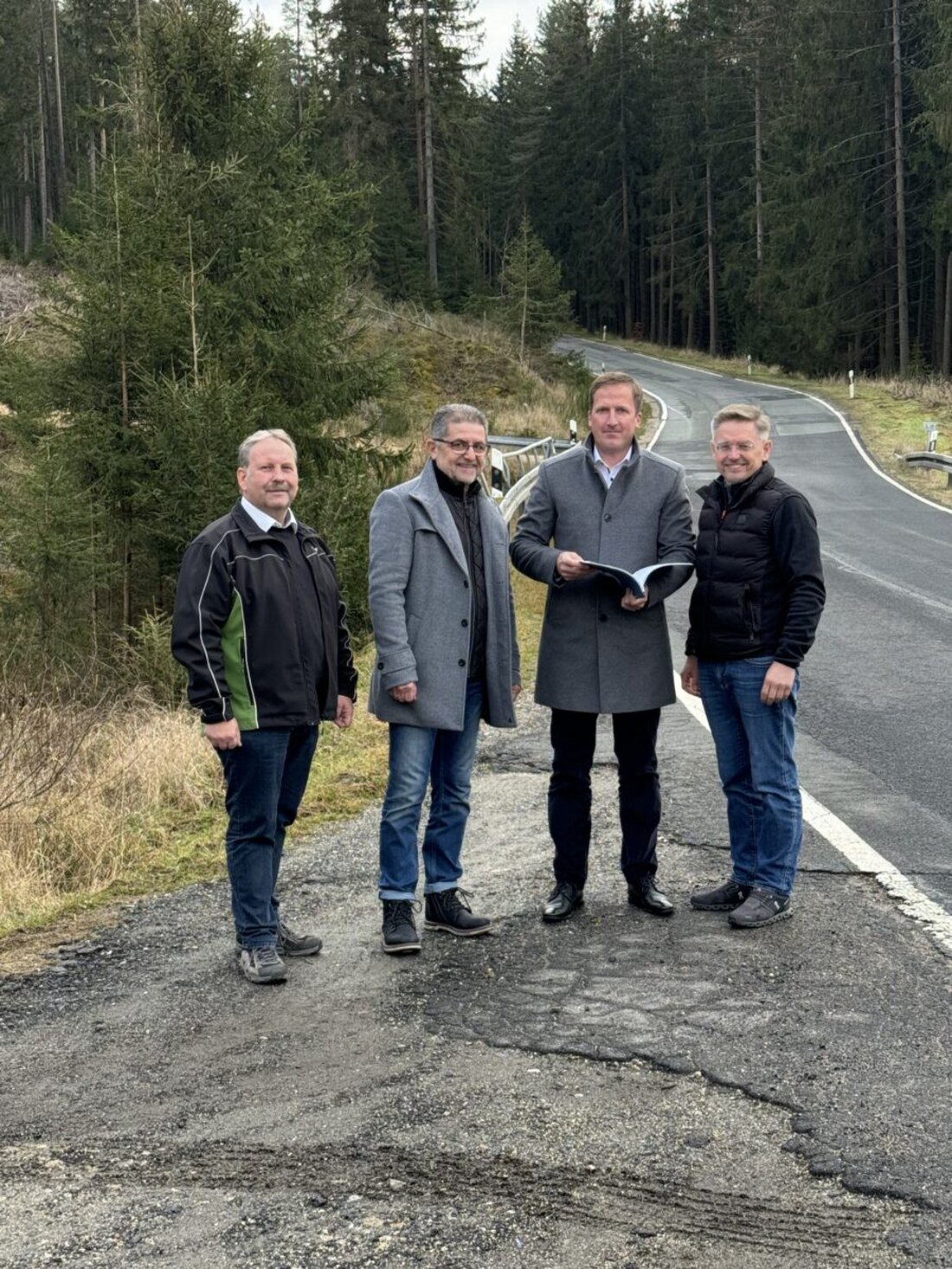 Brand. Die Staatsstraße 2181 zwischen Brand und Mehlmeisel wird saniert, ein symbolischer Spatenstich ist für den 2. Mai 2025 geplant. Über fünf Millionen Euro werden für das Projekt bereitgestellt, inklusive einer neuen Brücke und einer 6 Meter breiten Fahrbahn.