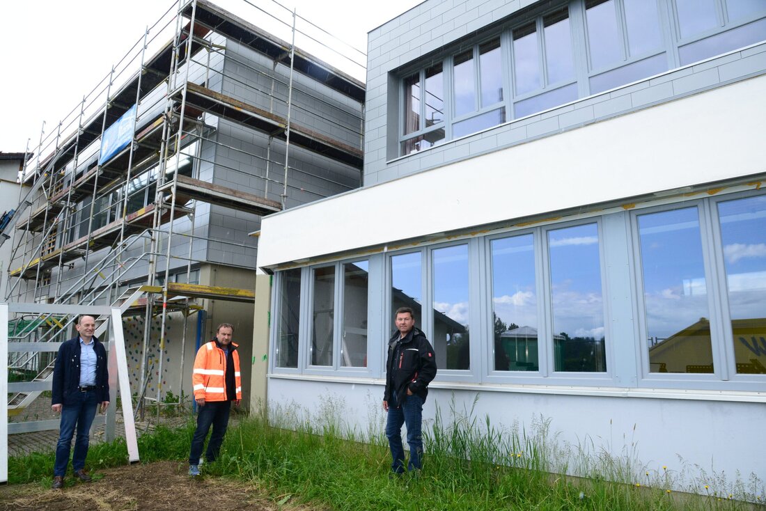 Pleystein. Die energetische Sanierung der Grundschule Zottbachtal wird in Kürze abgeschlossen. Seit April vergangenen Jahres hatten die unterschiedlichen Handwerker das Sagen in der Grundschule. von Walter Beyerlein Bürgermeister Rainer Rewitzer [&hellip;]