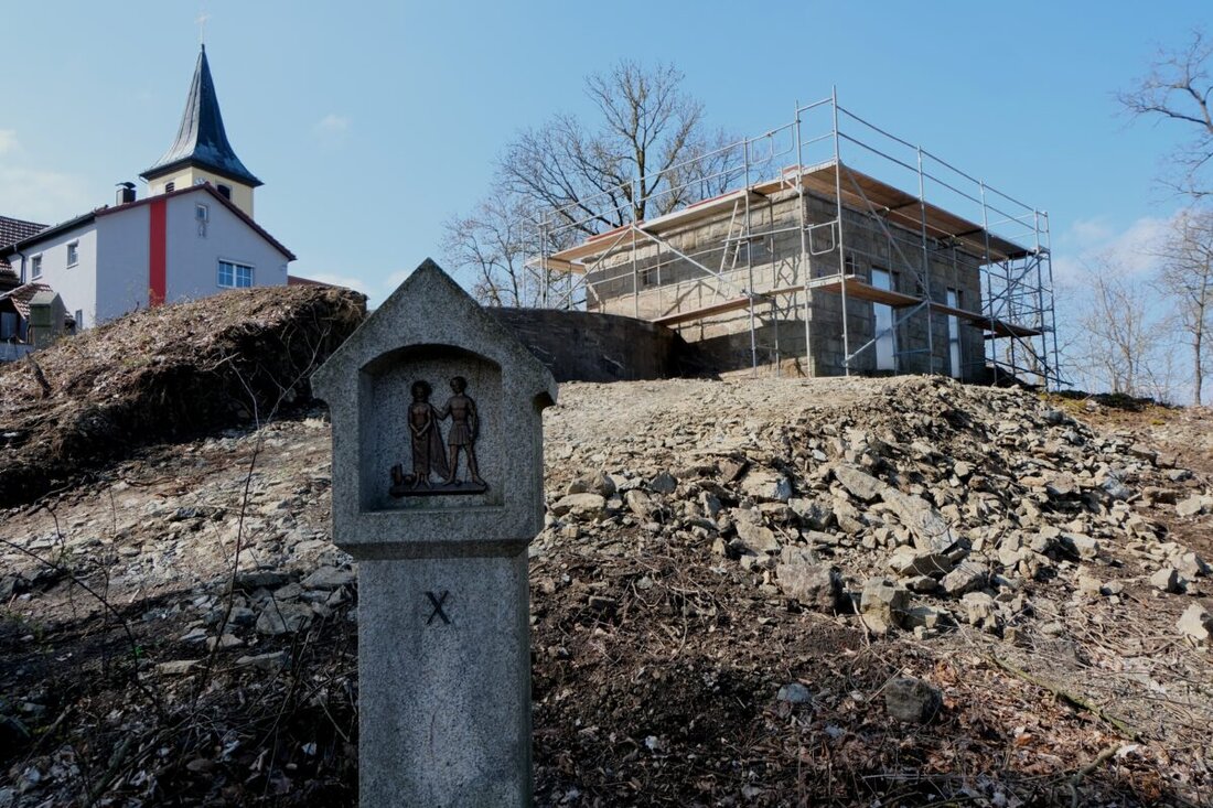 Floß. Der Markt modernisiert die zentrale Wasserversorgung: neue PE-Leitungen in mehreren Straßenzügen und die Sanierung des Hochbehälters am St. Nikolausberg mit 250 Kubikmeter. Nach dem Kahlschlag wird der Hügel neu bepflanzt.