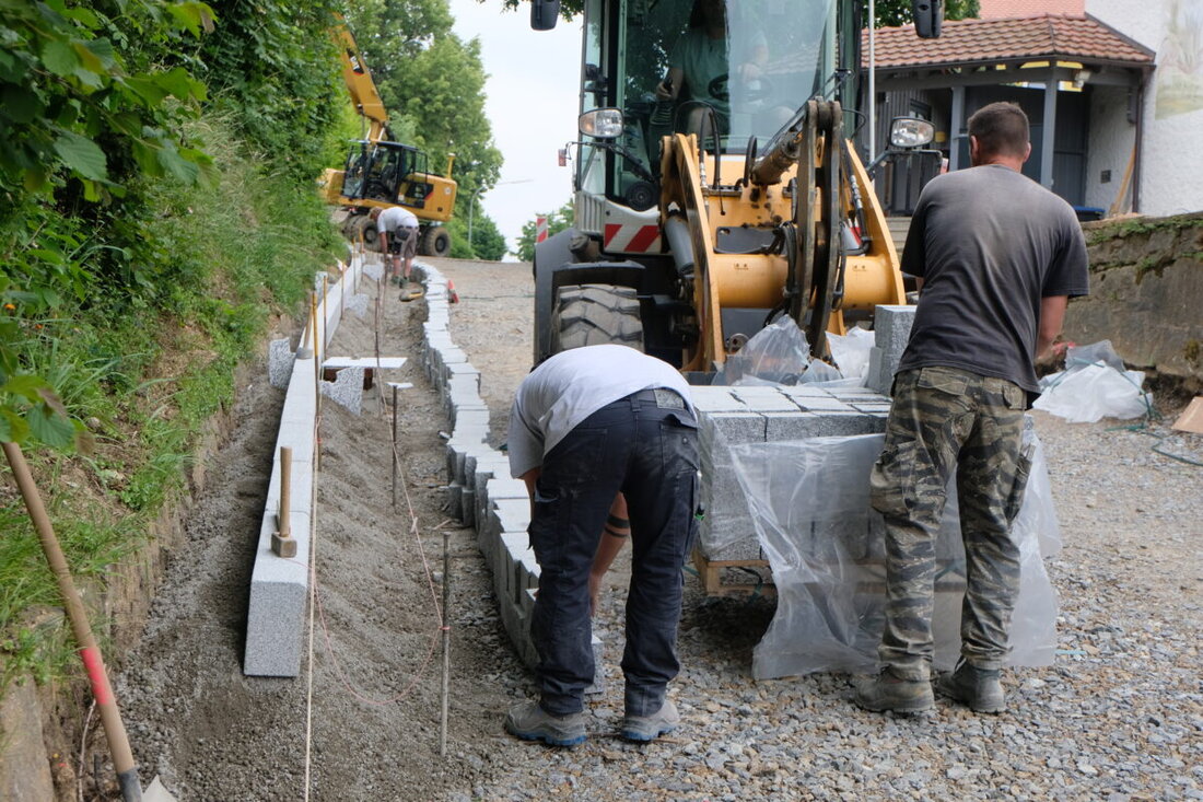 Floß. Die Sanierungsarbeiten in der Püchersreuther Straße für Abwasser und Wasserversorgung laufen seit Herbst, mit der Verlegung der Granit-Randsteine beginnt nun der Straßenausbau. Trotz Verkehrsbehinderungen gibt es keine größeren Probleme, rechtzeitig zum Kirwa-Fest soll die Zufahrt fertig sein.