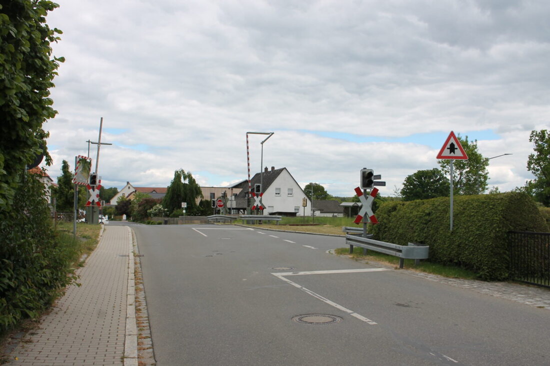 Schwarzenbach bei Pressath. Die Vorfahrtsregeln am Bahnübergang sollen sich ändern, und der Föhrenweg ist als nächstes Sanierungsziel vorgesehen. Der Schulpausenhof ist zur Hälfte fertig, und die Gemeinde plant, bewegliche Sperrblöcke für Feste zu kaufen.