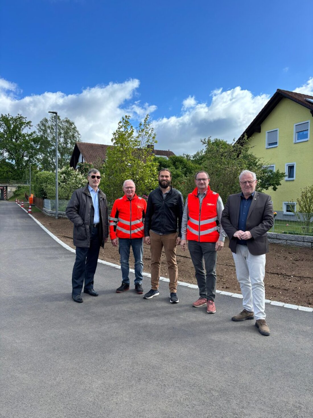 Schwandorf. Die Sanierung der Höflarner Straße ist abgeschlossen. Nach rund sieben Monaten wurden Straße, Leitungen und Beleuchtung erneuert, die Kreuzung umgestaltet und neue Grünflächen geschaffen.