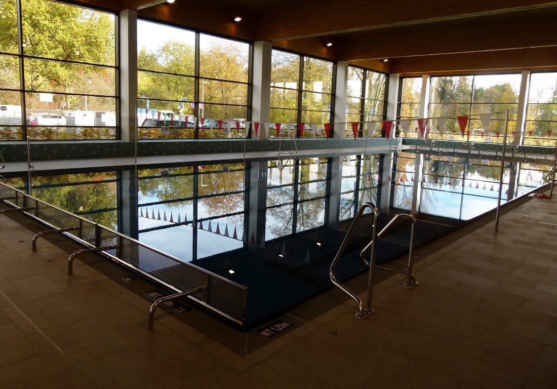 Weiden. Ein Wasserschaden hat die zentrale Heizungsanlage für mehrere Schulen und das Neue Rathaus außer Betrieb gesetzt. Für die Realschulen und das Rathaus wird eine mobile Heizung aufgebaut. Ob Schwimm- und Turnhalle am Dienstag wieder genutzt werden können, ist noch offen.