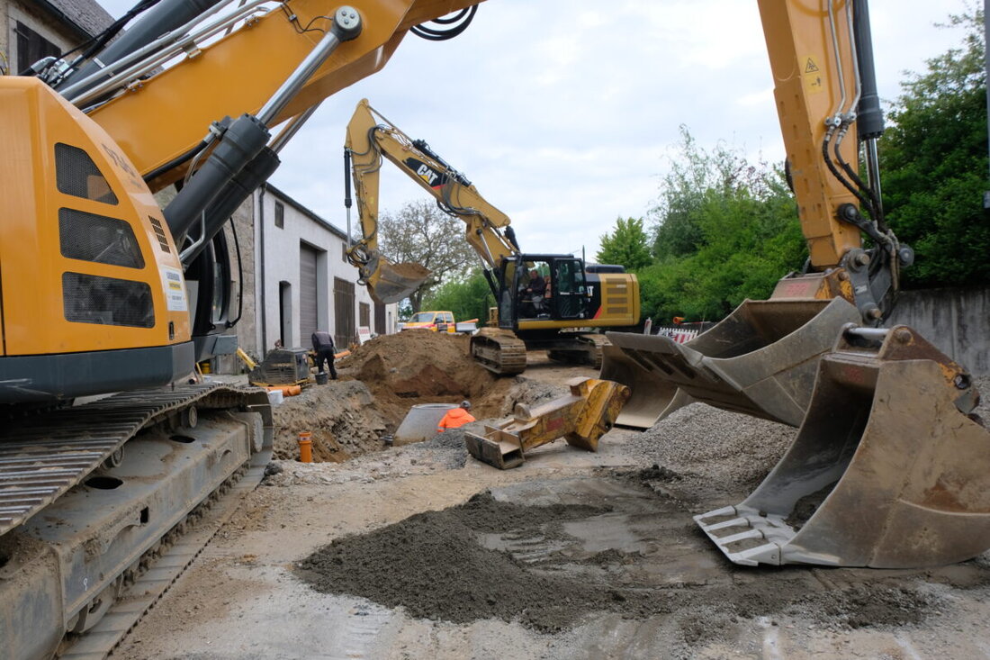 Floß. Die Sanierung und Erneuerung von Abwasser- und Wasserleitungen hat aufgrund guter Witterungsbedingungen frühzeitig begonnen, betrifft mehrere Straßen und führt zu Verkehrsbehinderungen. Straßenumleitungen sind notwendig, während Verbesserungen an Straßenverhältnissen ebenfalls umgesetzt werden.