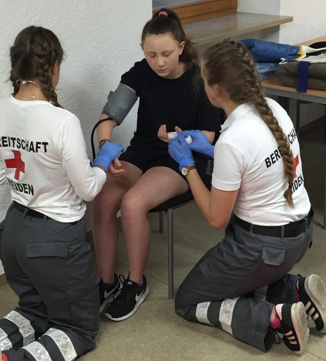 Weiden. Lernen wie man Verletzungen behandelt – und auch Leben rettet: 17 Anwärter stellten sich der gut 60 Stunden Sanitätsdienstgrundausbildung. Auch bei theoretischer und praktischer Prüfung behielten sie die Nerven.  [&hellip;]
