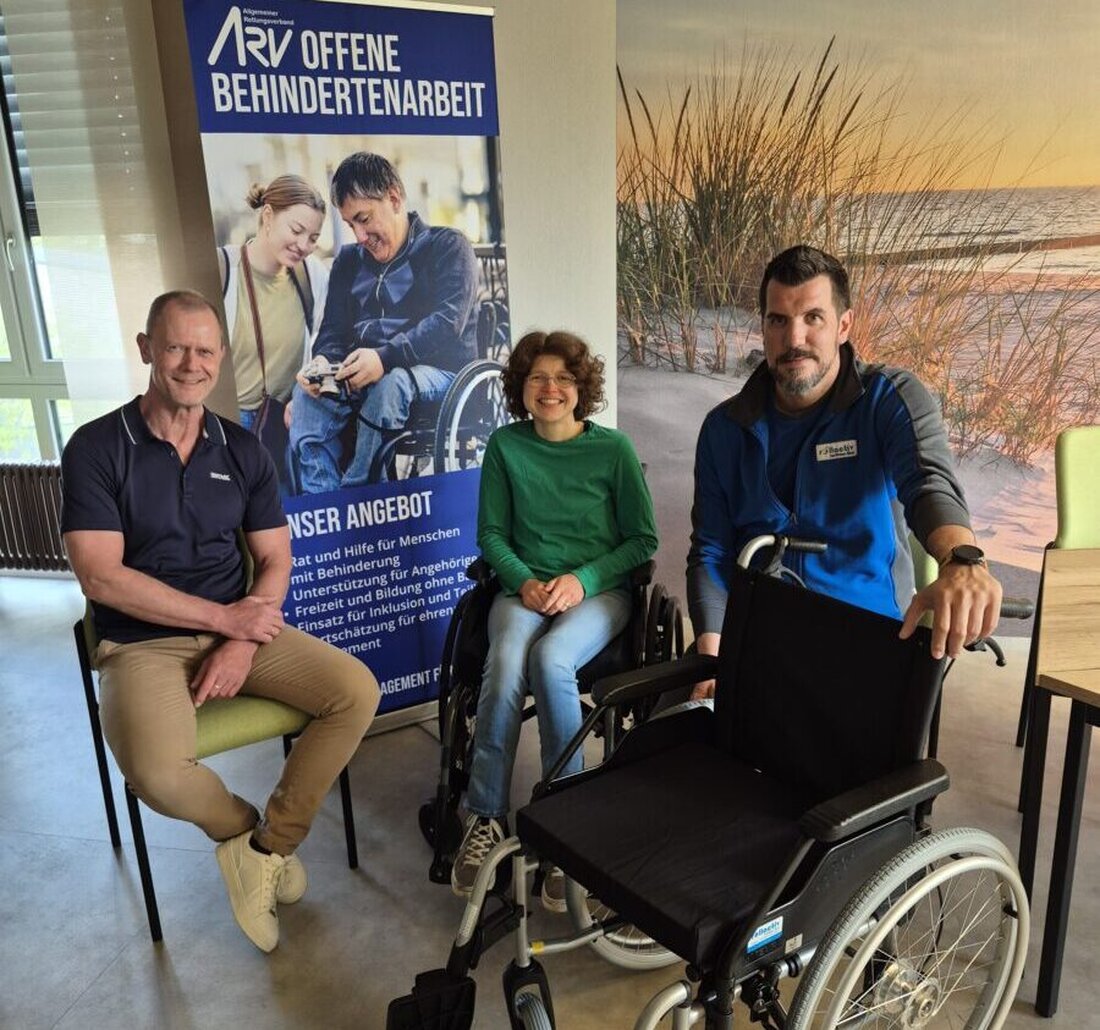 Weiden. Die Offene Behindertenarbeit des ARV Oberpfalz freut sich über einen neuen Rollstuhl von Rollactiv GmbH – Sanitätshaus Mückl. Die Spende stärkt Teilhabe, erleichtert Ausflüge und bringt gemeinsame Freude.