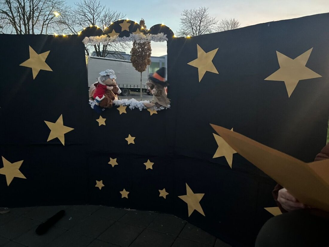 Amberg. Die Johanniter-Kinderkrippe „Claudiweg“ feierte am 11. November ihr Sankt-Martinsfest mit Puppentheater, Laternenumzug und Liedern. Im Garten warteten Speisen, warme Getränke, ein Waffelstand und eine Kunstausstellung.