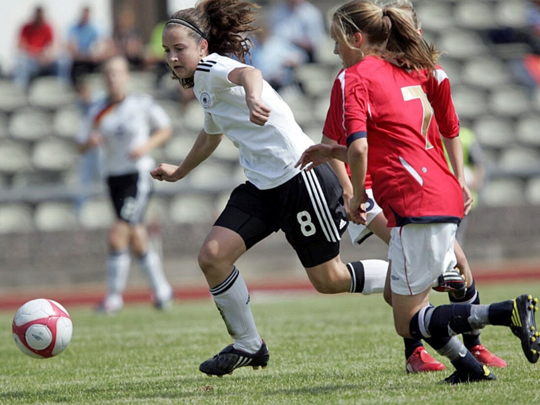 Weiden. Die 21-jährige Sara Däbritz kann mit ihren jungen Jahren bereits auf eine bemerkenswerte Fußball-Karriere zurückblicken. Die gebürtige Ambergerin wuchs in Ebermannsdorf auf und schnürte bei der heimischen SpVgg bereits mit [&hellip;]