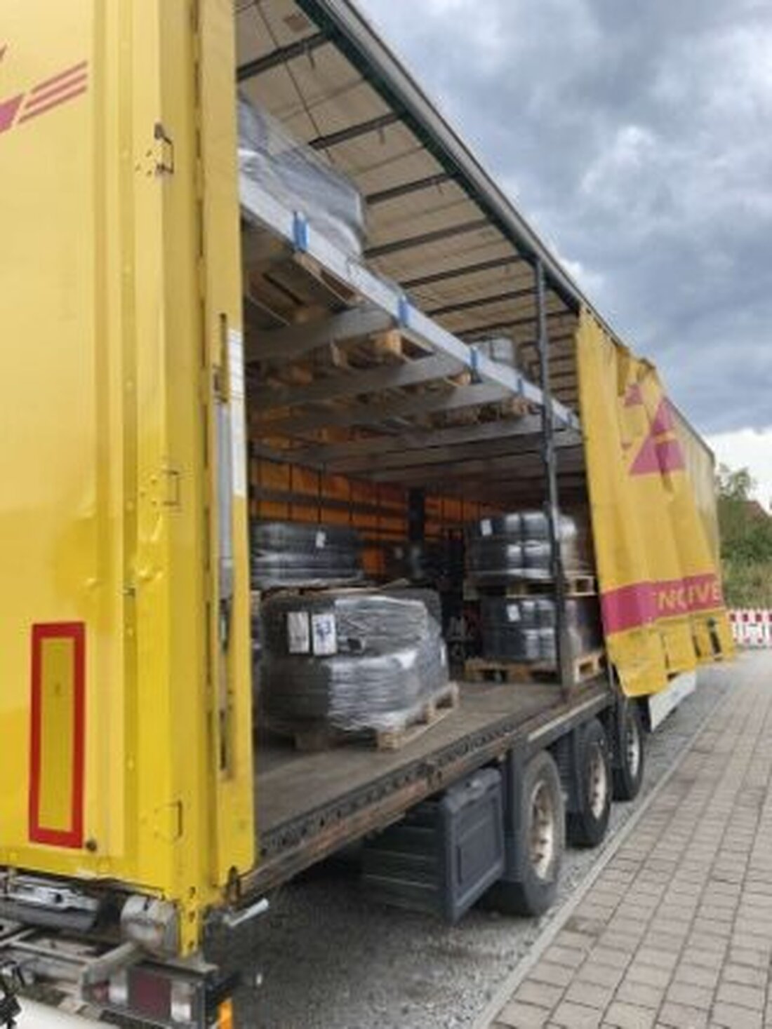 Wackersdorf. In Wackersdorf sind 35 Reifensätze im Wert von rund 70.000 Euro gestohlen worden. Die Polizei sucht nach Zeugen.