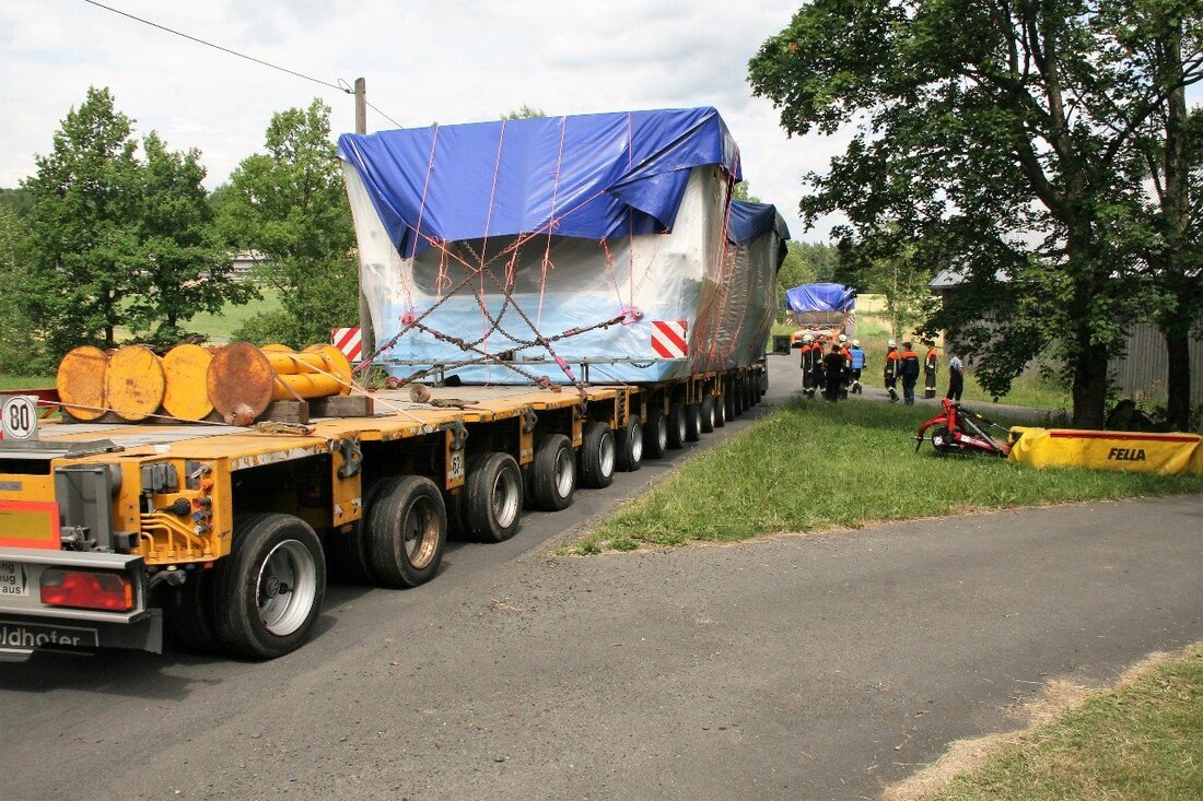 Fuchsmühl. Eine Irrfahrt zweier Schwertransporter bei Fuchsmühl (Landkreis Tirschenreuth) gibt Rätsel auf. In der Nacht von Freitag auf Samstag hatten sich die mit einer bislang unbekannten Ladung bestückten Lastwagen auf der [&hellip;]
