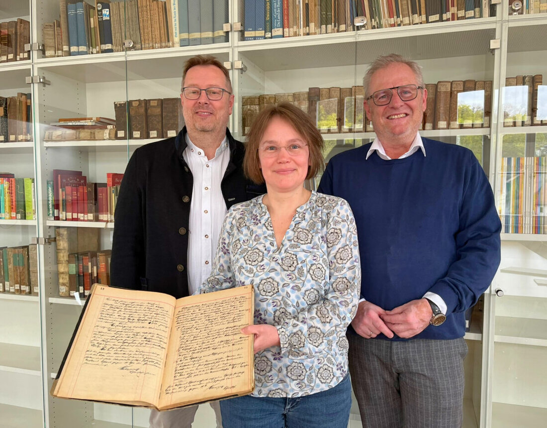 Schwandorf. Der Schachklub Schwandorf übergibt sein ältestes Protokollbuch an das Stadtarchiv und sichert damit Vereinsgeschichte. Das Buch von 1925 bis 1953 wird bewahrt, digitalisiert und nach Vereinbarung einsehbar.