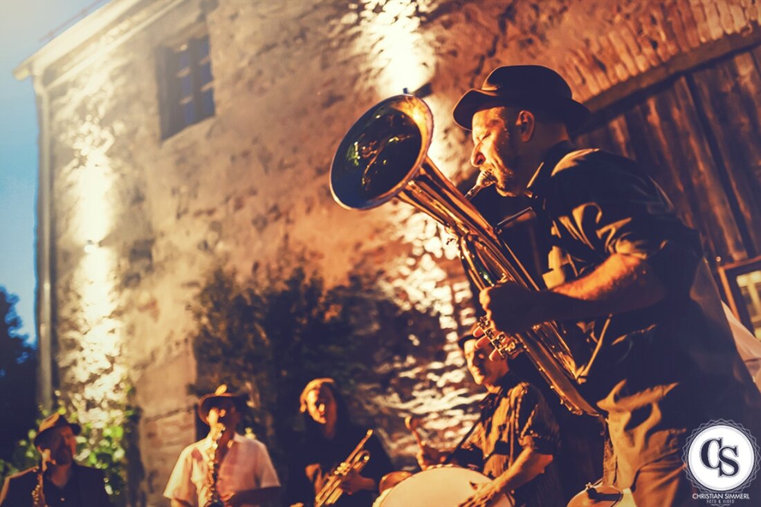 Neuhaus. Auch in diesem Jahr haben sich die Verantwortlichen des Schafferhofs ganz schön ins Zeug gelegt – und es wieder einmal geschafft, ein abwechslungsreiches Programm auf die Beine zu stellen. [&hellip;]