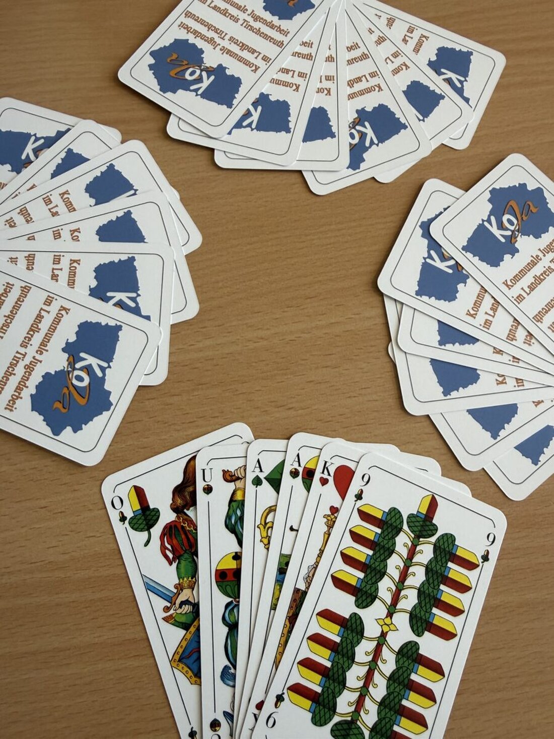 Tirschenreuth. Die Kommunale Jugendarbeit lädt zu Schafkopf für alle ein; Anfänger und Erfahrene sind willkommen. BSZ Wiesau: 25. Februar 2026 und 11. März 2026, 17 bis 20 Uhr; kostenfrei, ohne Anmeldung.