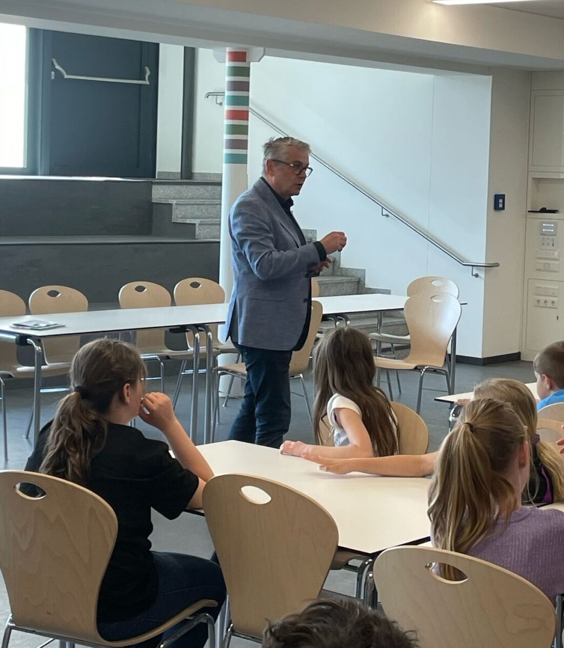 Schwarzenfeld. MdL Martin Scharf (FREIE WÄHLER) besuchte die Grund- und Mittelschule Schwarzenfeld, um Politik Schülern näherzubringen und ihre Fragen zu beantworten. Er betonte die Wichtigkeit des Austauschs mit Schülern für die Politik und kündigte an, weiterhin Bildungseinrichtungen zu besuchen.