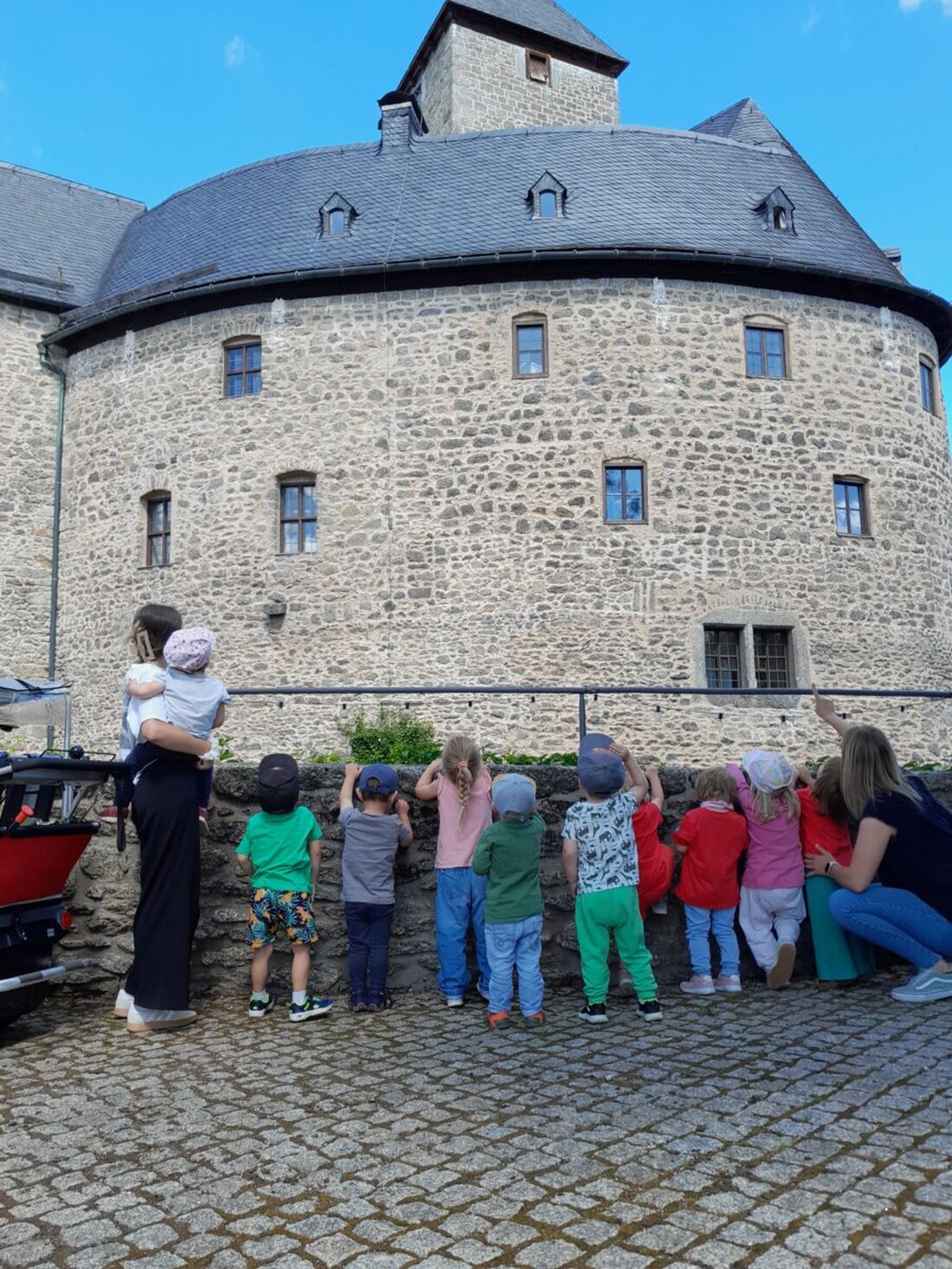 Falkenberg. Mit Krippenwägen erkundeten die Kinder der Johanniter-Kinderkrippe „Waldnaabzwerge“ die Burg Falkenberg, suchten Goldtaler, probierten einen Ritterhelm und beobachteten Turmfalken. Am Ende gab es eine Schatzkiste.
