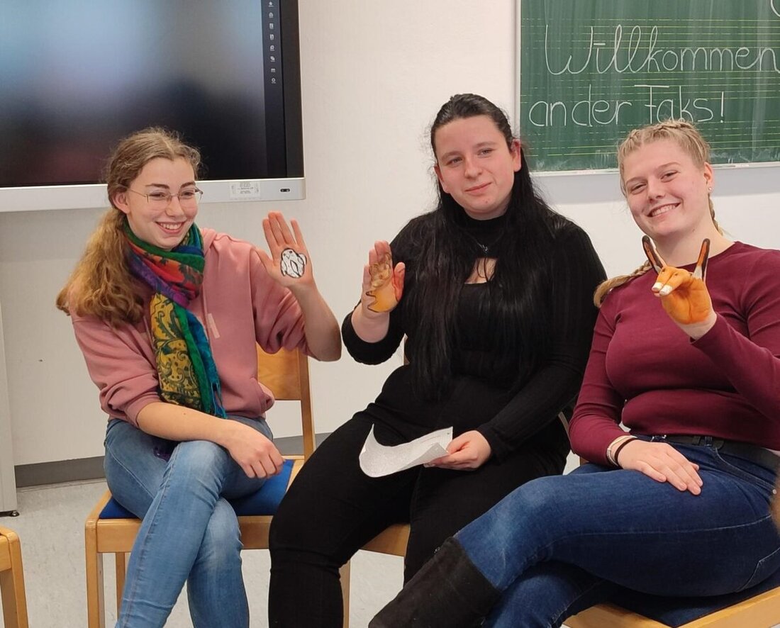 Weiden. Beim Schaufenstertag der Caritas Fachakademie für Sozialpädagogik konnten Interessierte Einblicke in die Erzieherausbildung erhalten und Unterrichtsmaterialien sowie Vorführungen erleben. Die Ausbildung, die Vollzeit oder Teilzeit für Quereinsteiger angeboten wird, fördert Fachwissen, Praxis und Persönlichkeitsbildung.