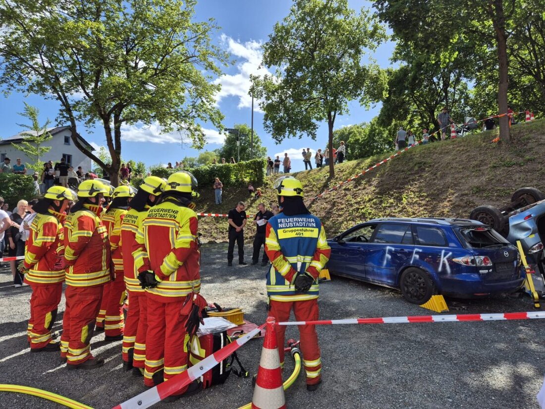 Neustadt/WN. Beim Wachfest der Feuerwehr strömten viele Besucher ins Gerätehaus. Die Firekids überzeugten, und eine Schauübung mit einem Auto-Überschlag sorgte am Nachmittag für viel Spannung.