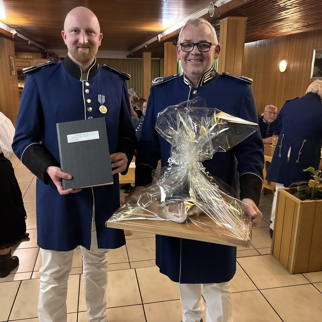Neustadt/WN. Der scheidende Vorsitzende Helmut Fukerider übergibt die ergänzte Chronik an Nachfolger Patrick Zeitler. Er schrieb die letzten zwei Jahre nach: über 80 Seiten; die Chronik zählt nun 930 Seiten.