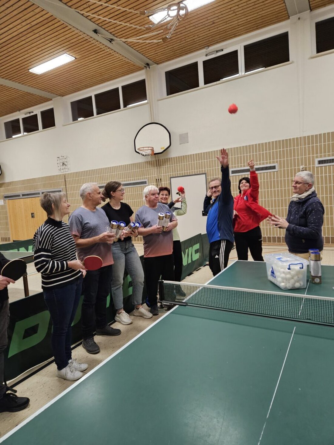 Vohenstrauß. Beim TV Vohenstrauß gab es eine vorzeitige Bescherung durch die Aktion "Scheine für Vereine", bei der 3.100 Scheine gesammelt wurden. Neue Trikots und Sportausrüstung wurden an die Jugendmannschaft übergeben, was Freude unter den Anwesenden auslöste.