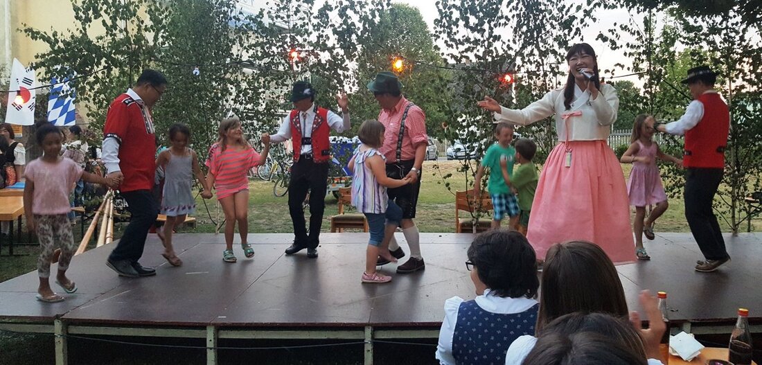 Schwarzenbach. Koreanische Jodler, Opernarien, Bratwurssemmel und Bier, bayerische Lederhose und traditioneller Hanbook– an Gegensätzen mangelte es nicht beim Gartenfest der Schwarzenbacher Schenkelzinterer unter dem Motto „Southkorea meets Bavaria“ Von Doris Mayer-Englhart  [&hellip;]
