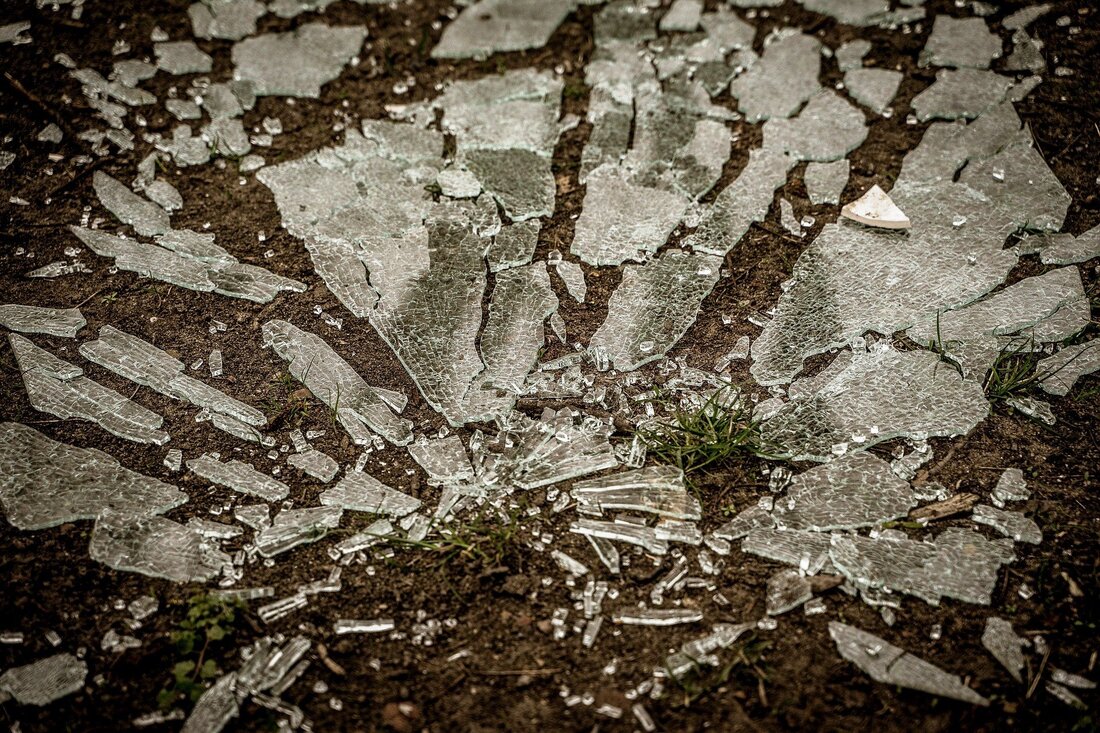 Trabitz. Die Seitenscheibe eines Bushäuschens ist hinüber - bleibt die Frage, wer für den Schaden verantwortlich ist. Die Polizei hofft jetzt auf Hinweise. 